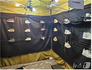 본문 이미지 - 동대문 새빛시장 매장 내부에 진열된 위조상품(특허청 제공.재판매 및 DB금지)/뉴스1