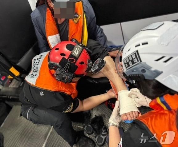 본문 이미지 - 지난 26일 오후 7시21분쯤 발목 골절상을 입은 70대 예인선 선원을 해경이 응급 처치하고 있다.&#40;포항해양경찰서 제공, 재판매 및 DB금지&#41; 2025.5.27/뉴스1 