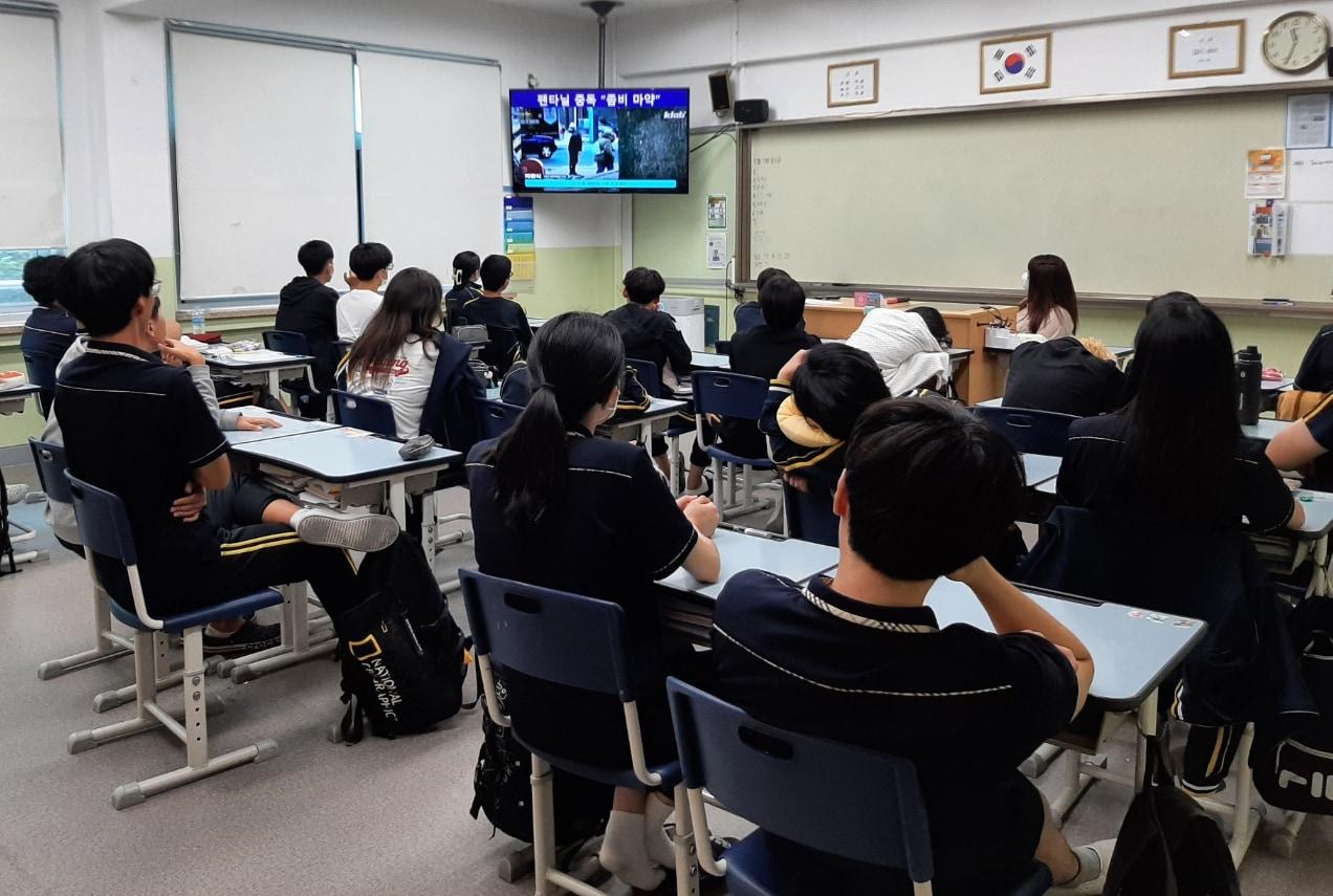 본문 이미지 - 지역 내 학교에서 마약예방교육을 진행하는 모습&#40;노원구 제공&#41;
