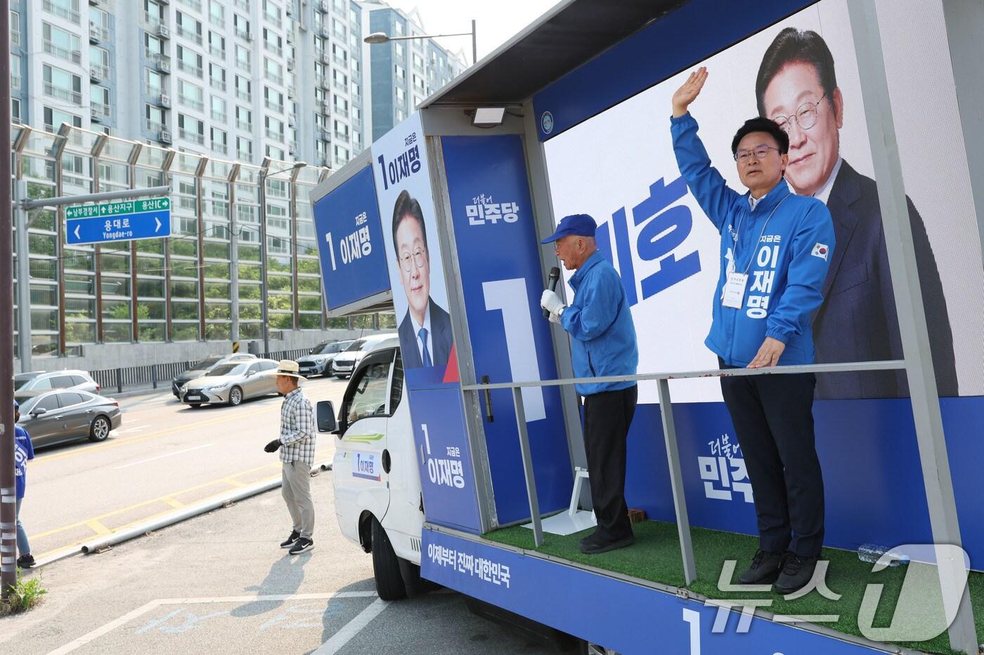 조기대선을 일주일 앞둔 27일 광주 남구 봉선동 사거리에서 동남갑 정진욱 더불어민주당 국회의원이 출근길 유세하고 있다. 2025.5.27/뉴스1 ⓒ News1 박지현 기자