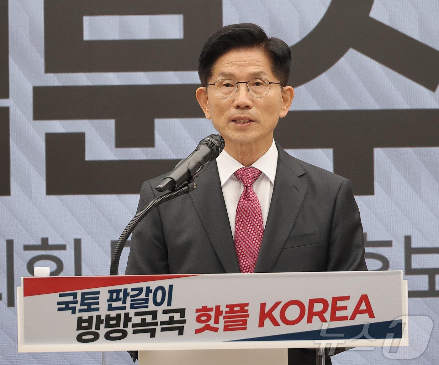 본문 이미지 - 김문수 국민의힘 대통령 후보가 27일 서울 여의도 국민의힘 중앙당사에서 국토 발전 관련 공약발표 기자회견을 하고 있다. (공동취재) 2025.5.27/뉴스1 ⓒ News1 김민지 기자