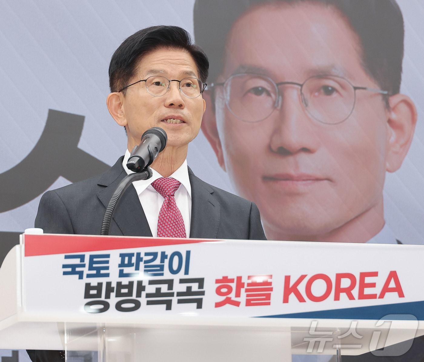 본문 이미지 - 김문수 국민의힘 대통령 후보가 27일 서울 여의도 국민의힘 중앙당사에서 국토 발전 관련 공약발표 기자회견을 하고 있다. (공동취재) 2025.5.27/뉴스1 ⓒ News1 김민지 기자
