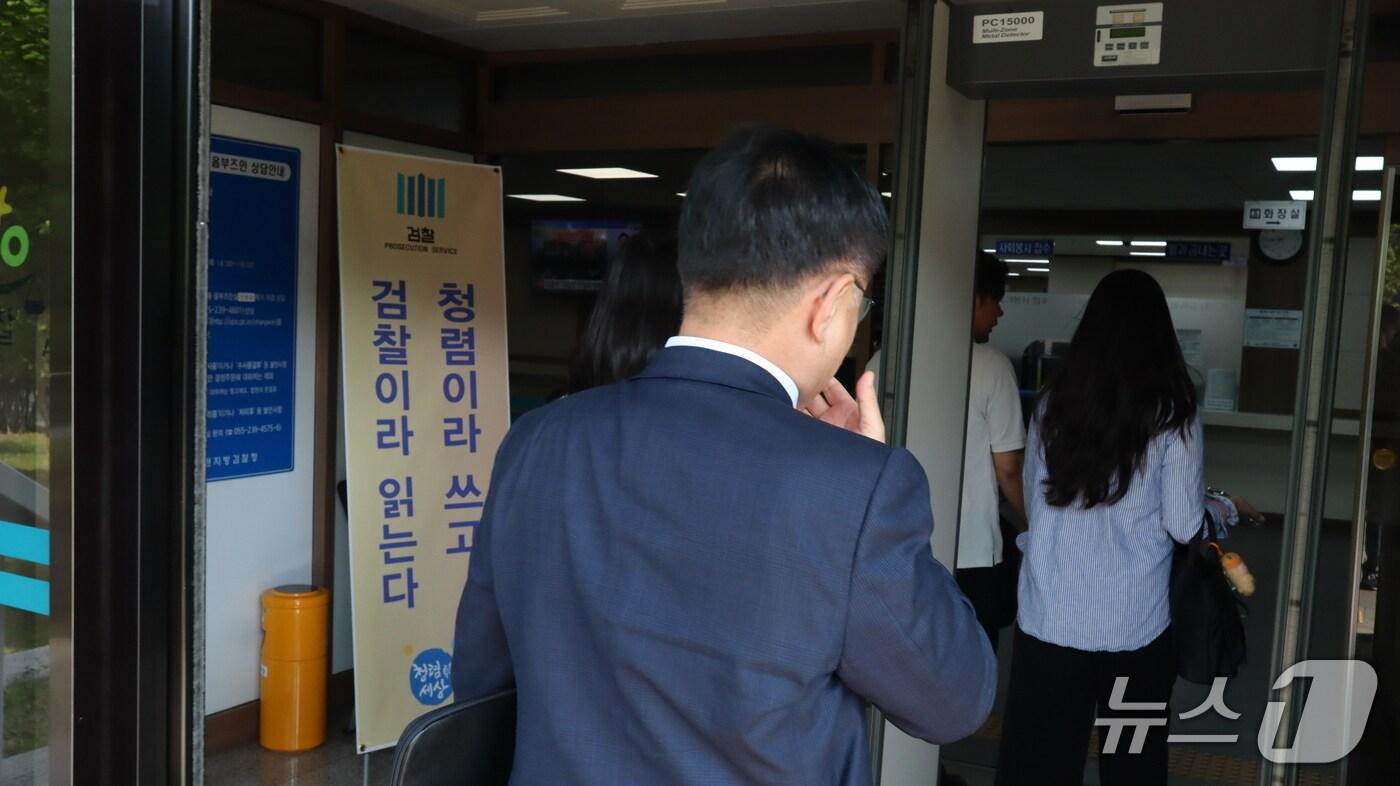 홍남표 전 경남 창원시장이 27일 오전 불법 정치자금 조성 의혹과 관련한 조사를 받기 위해 창원지방검찰청으로 들어가고 있다.2025.5.27/뉴스1 강정태 기자