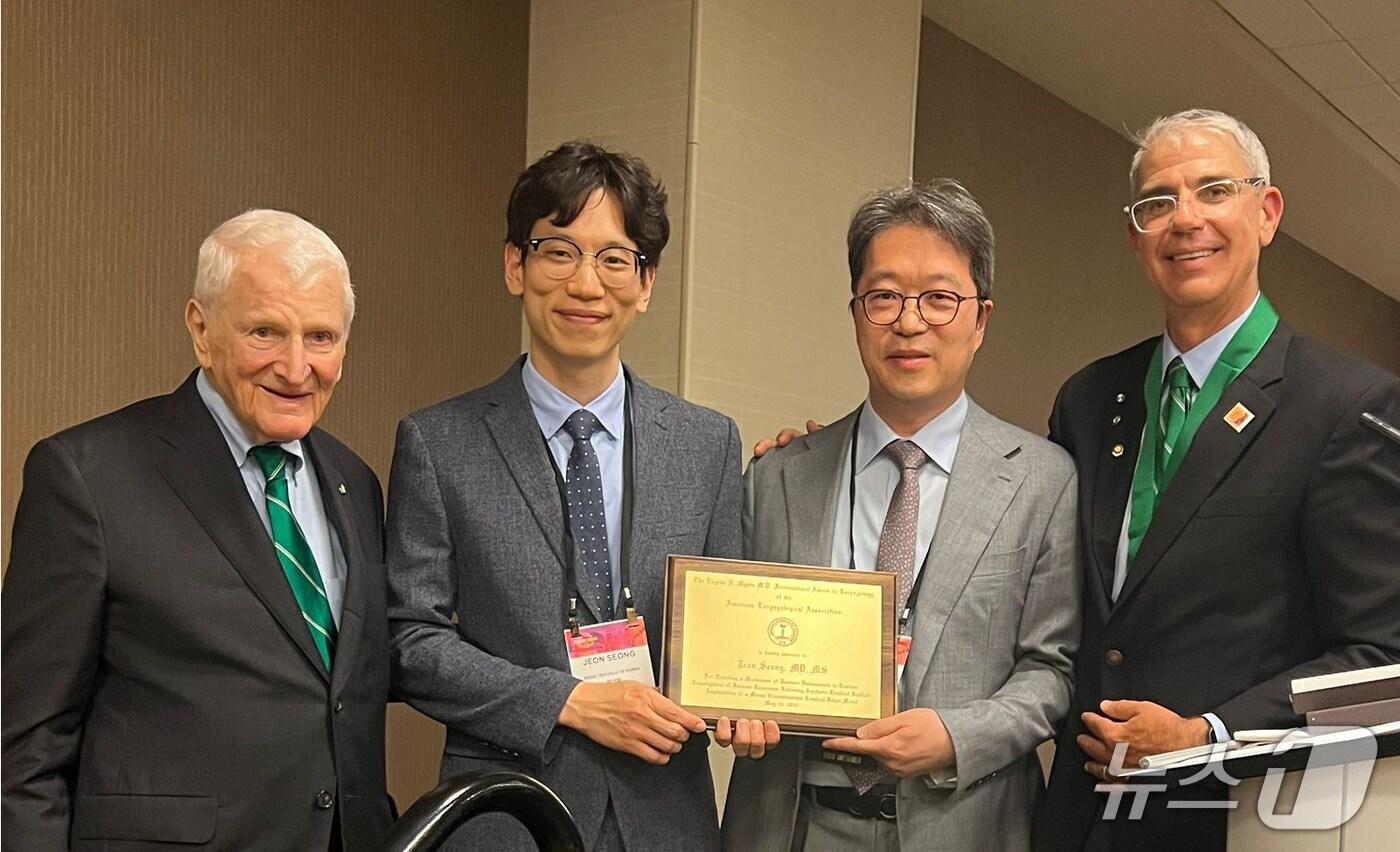 권성근 서울대병원 이비인후과 권성근 교수(오른쪽에서 두번째)팀은 지난 18일(현지시간) 미국 뉴올리언스에서 열린 제 146회 미국후두학회 학술대회에서 '유진 마이어스 국제학술논문상'을 수상했다(서울대병원 제공)