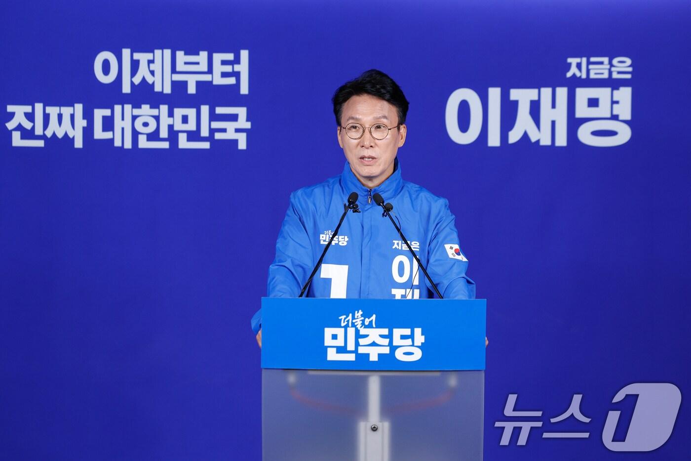 김민석 더불어민주당 상임공동선대위원장이 27일 서울 여의도 중앙당사에서 이낙연 새미래민주당 상임고문과 김문수 국민의힘 대통령 후보의 개헌·공동정부 구성 연대 선언을 비판하고 있다. 2025.5.27/뉴스1 ⓒ News1 안은나 기자