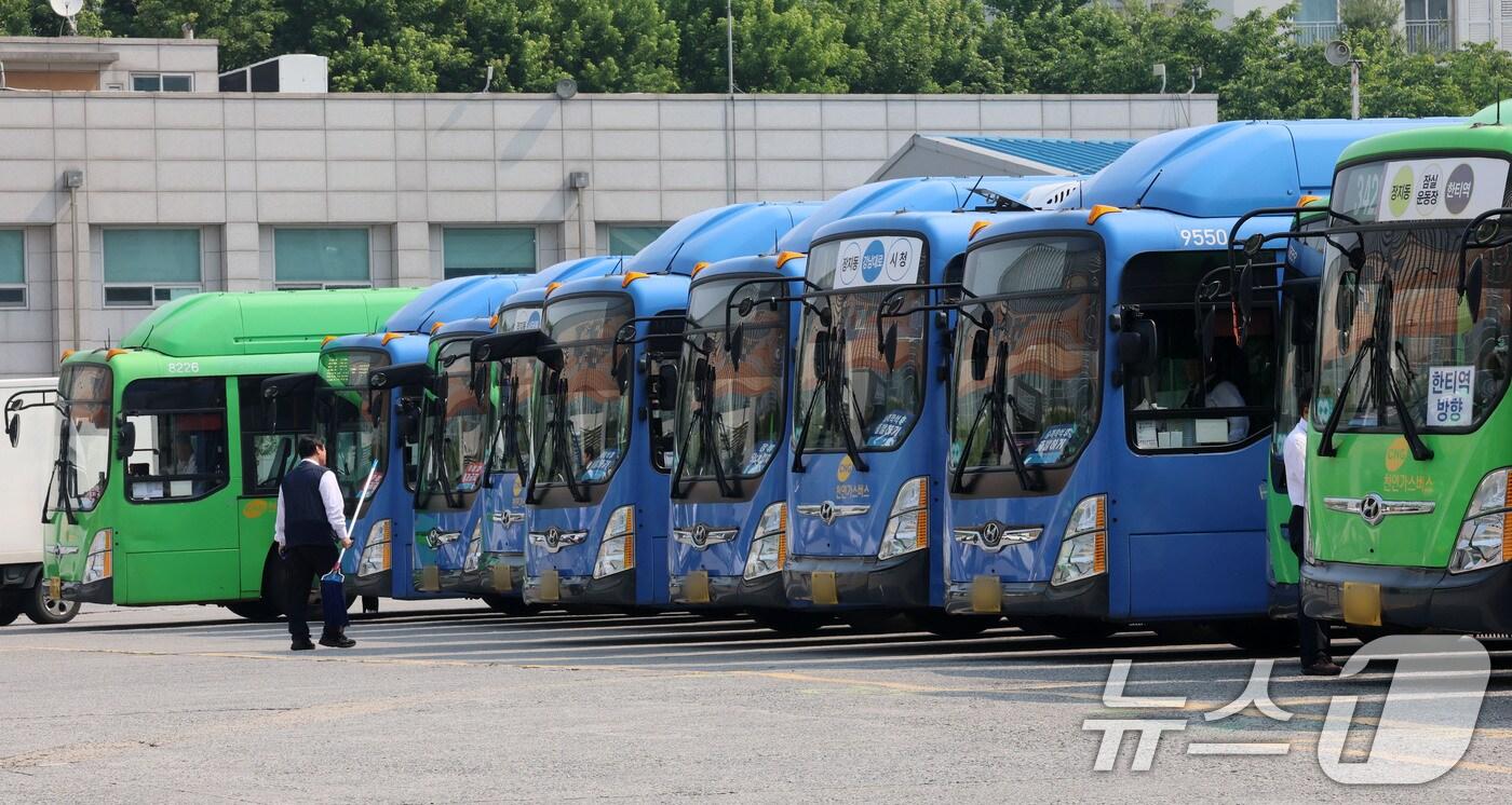 27일 서울 송파구 장지공영차고지에 운행을 앞둔 시내버스가 정차돼있다. 서울, 부산 등 전국자동차노동조합연맹 산하 시내버스 노조는 노사교섭 결렬시 28일 동시 총파업을 진행한다고 밝혔다. 2025.5.27/뉴스1 ⓒ News1 박세연 기자