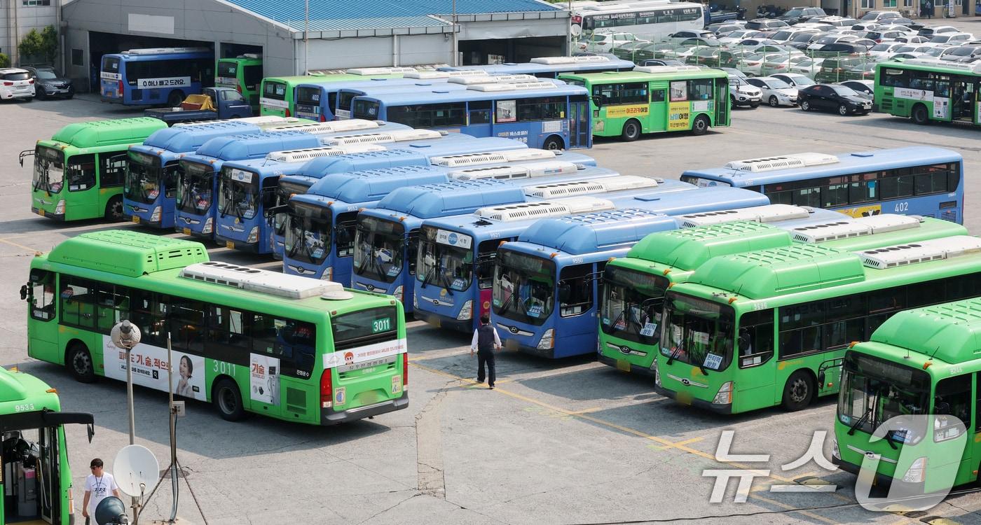 서울 송파구 장지공영차고지에 운행을 앞둔 시내버스가 정차돼있다. 2025.5.27/뉴스1 ⓒ News1 박세연 기자