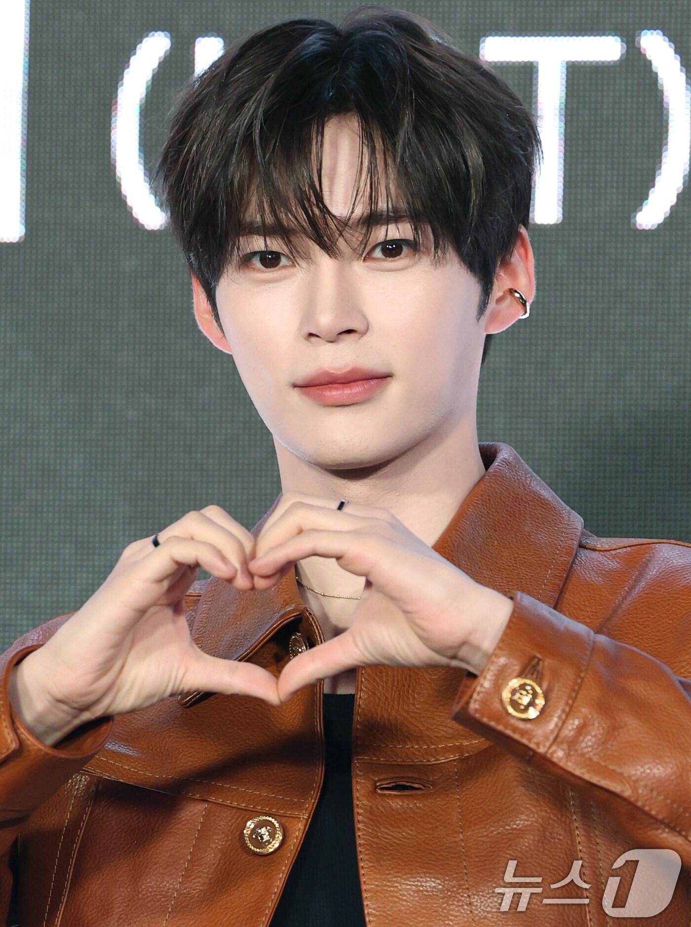 본문 이미지 - 제로베이스원 성한빈이 27일 서울 강남구 논현동 SJ쿤스트할레에서 열린 Mnet '월드 오브 스트릿 우먼 파이터' 제작발표회에 참석해 포즈를 취하고 있다. 2025.5.27/뉴스1 ⓒ News1 권현진 기자