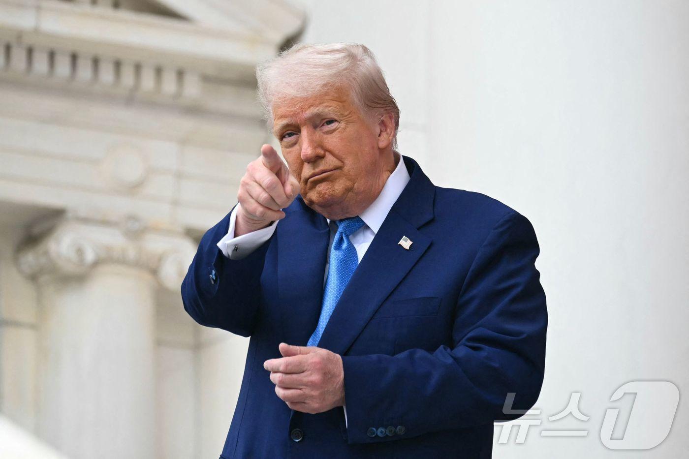 도널드 트럼프 미국 대통령이 26일&#40;현지시간&#41; 버지니아주 알링턴 국립묘지에서 열린 메모리얼 데이 &#40;현충일&#41; 기념식에 도착을 하고 있다. 2025.05.27 ⓒ AFP=뉴스1 ⓒ News1 우동명 기자