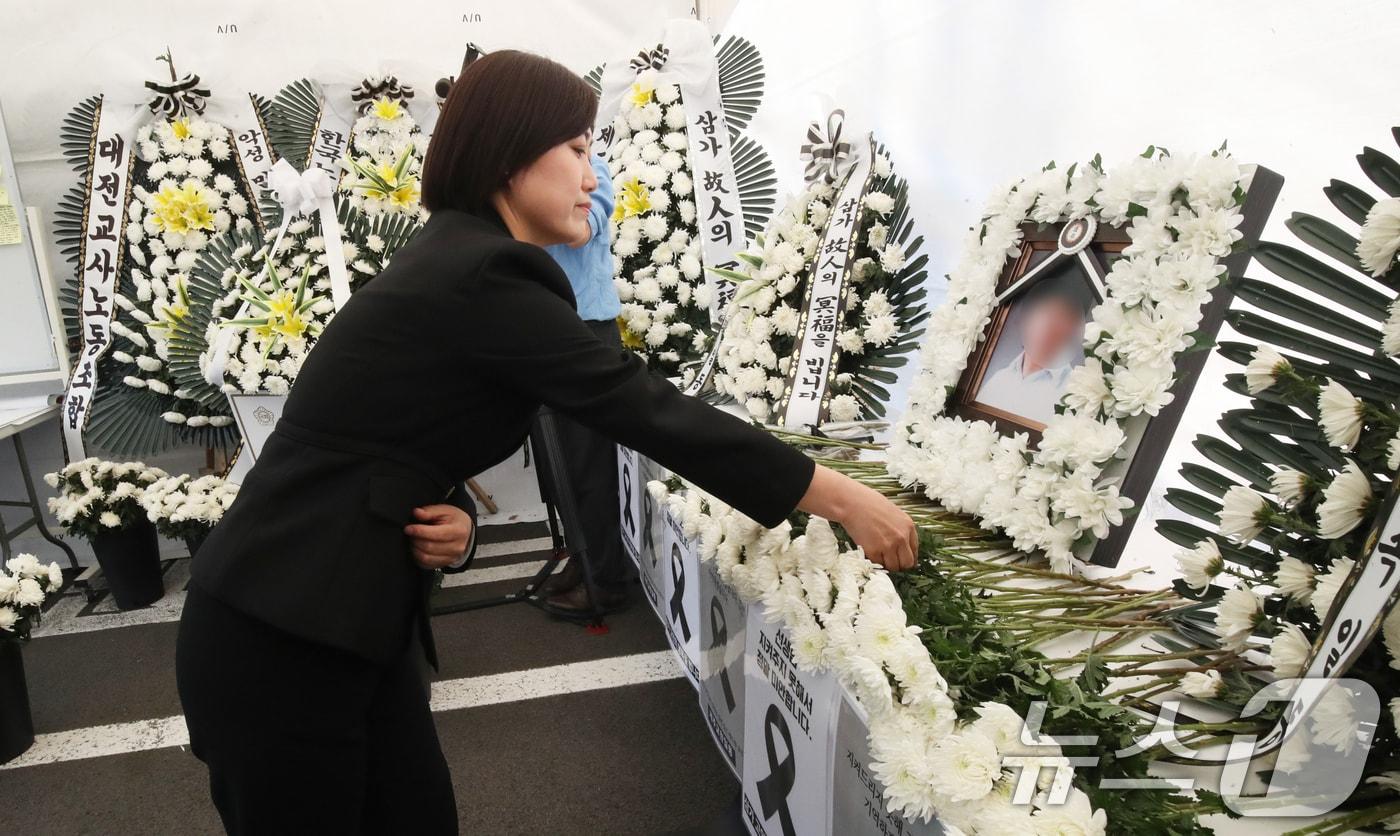 백승아 더불어민주당 의원이 27일 오전 제주도교육청에 마련된 제주 중학교 사망 교사 A 씨의 합동 분향소에서 헌화하고 있다. 2025.5.27/뉴스1 ⓒ News1 오현지 기자