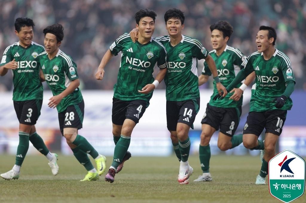 본문 이미지 - 박진섭과 전진우(사진 가운데) 그리고 김진규 등 전북의 상승세를 이끄는 주역들이 홍명보호에 승선했다.