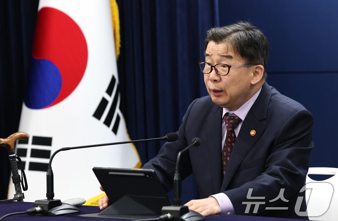 유철환 국민권익위원회 위원장이 27일 서울 종로구 정부서울청사에서 권익위 5월 정례브리핑을 하고 있다. 2025.5.27/뉴스1 ⓒ News1 임세영 기자