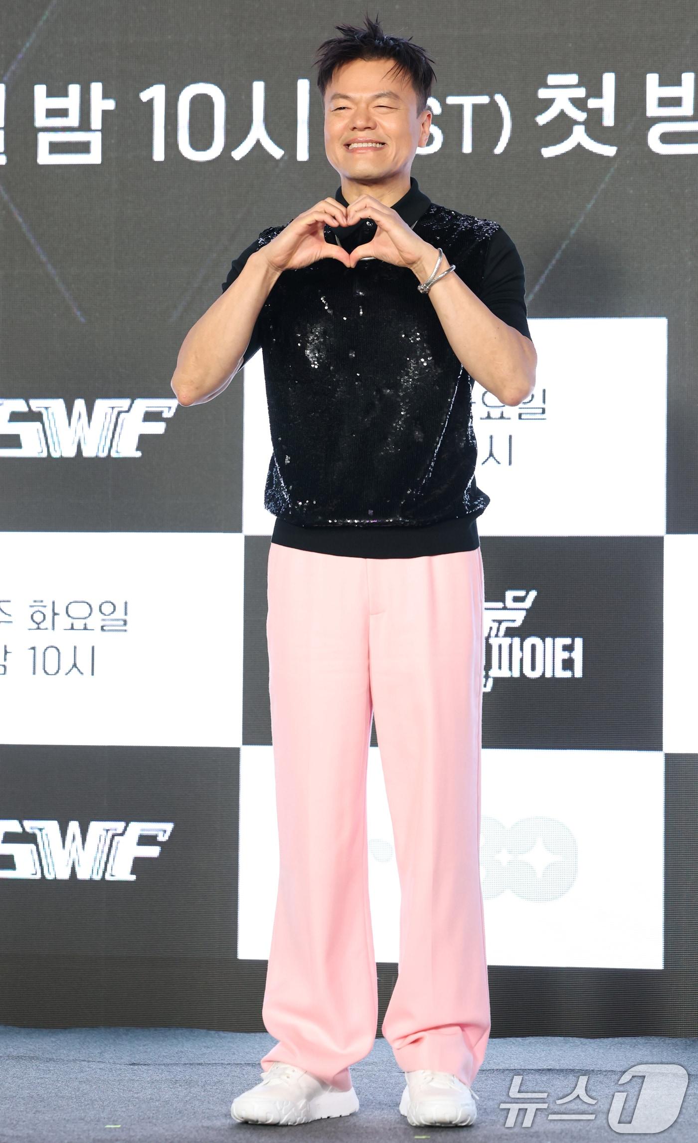 본문 이미지 - 가수 겸 프로듀서 박진영이 27일 서울 강남구 논현동 SJ쿤스트할레에서 열린 Mnet '월드 오브 스트릿 우먼 파이터' 제작발표회에 참석해 포즈를 취하고 있다. 2025.5.27/뉴스1 ⓒ News1 권현진 기자