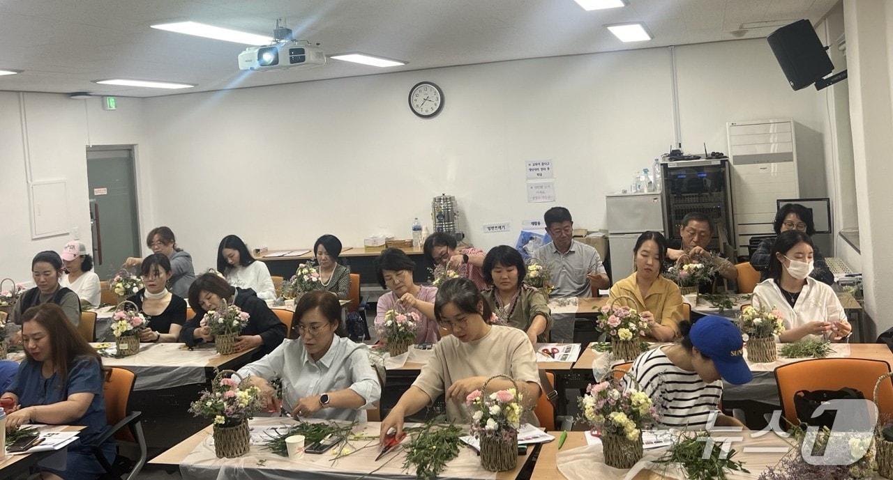 본문 이미지 - 광주시 ‘원예 관리사 양성 과정’ 참여자들이 실습을 하고 있는 모습.(광주시 제공)