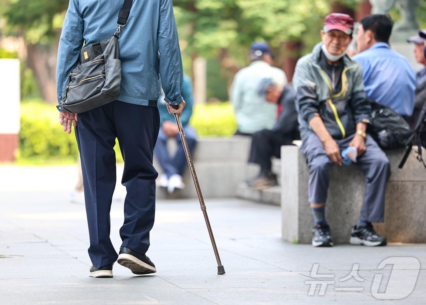 본문 이미지 - 8일 보험업계에 따르면 지난해 11월 기준 치매·간병보험 초회보험료는 1365억 4800만 원으로 전년 동기 대비 54.5% 증가했다. 사진은 서울 종로구 탑골공원에서 어르신들이 휴식을 취하고 있다. 2025.5.27 ⓒ 뉴스1 김도우 기자