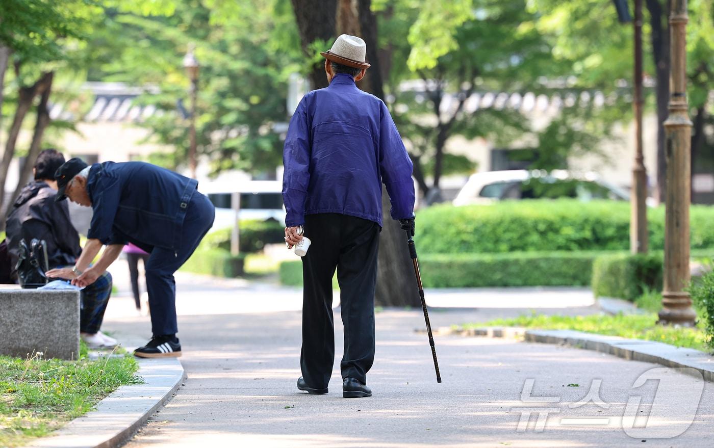 본문 이미지 - 사진은 서울 종로구 탑골공원에서 한 어르신이 지팡이를 짚고 이동하고 있다. 2025.5.27 ⓒ 뉴스1 김도우 기자