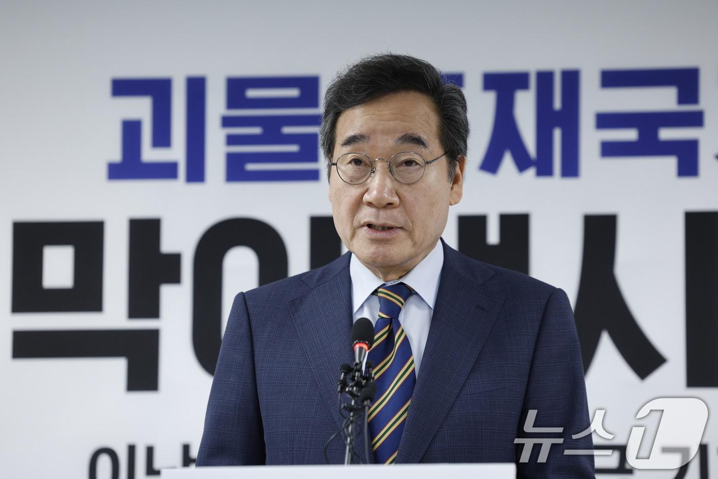 이낙연 새미래민주당 상임고문이 27일 서울 여의도 당사에서 김문수 국민의힘 대통령 후보와의 개헌·공동정부 연대와 김 후보 지지를 선언하며 기자회견을 하고 있다. 2025.5.27/뉴스1 ⓒ News1 안은나 기자