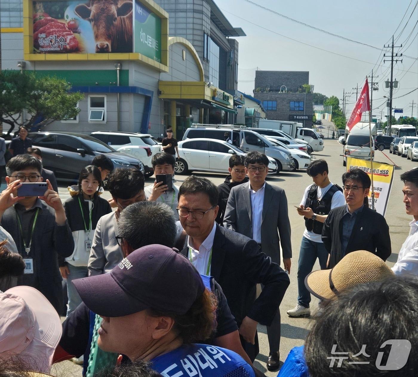 본문 이미지 - 27일 오전 현도면 행정복지센터에서 열릴 예정이던 재활용선별센터 건립 주민설명회에 시청 직원들이 입장을 시도했으나 주민들의 완강한 저지로 끝내 내부로 들어가지 못했다.2025.5.27/뉴스1 이재규 기자