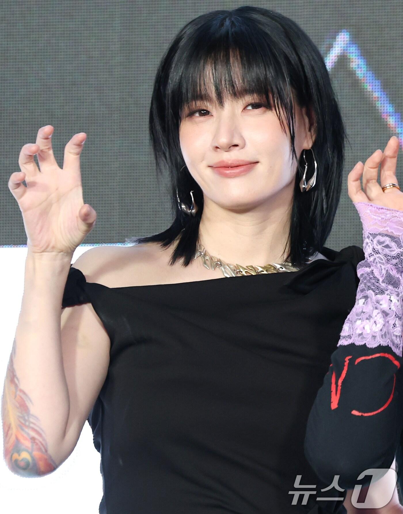 본문 이미지 - 리더즈 범접의 모니카가 27일 서울 강남구 논현동 SJ쿤스트할레에서 열린 Mnet '월드 오브 스트릿 우먼 파이터' 제작발표회에 참석해 댄스를 선보이고 있다. 2025.5.27/뉴스1 ⓒ News1 권현진 기자