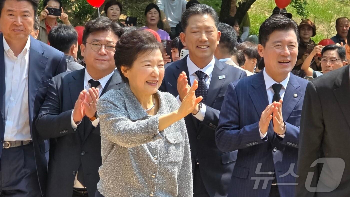 박근혜 전 대통령이 27일 오전 경북 구미에 있는 부친 고&#40;故&#41; 박정희 대통령의 생가를 방문해 지지자들과 인사를 하고 있다. 2025.5.27/뉴스1 ⓒ News1 정우용 기자