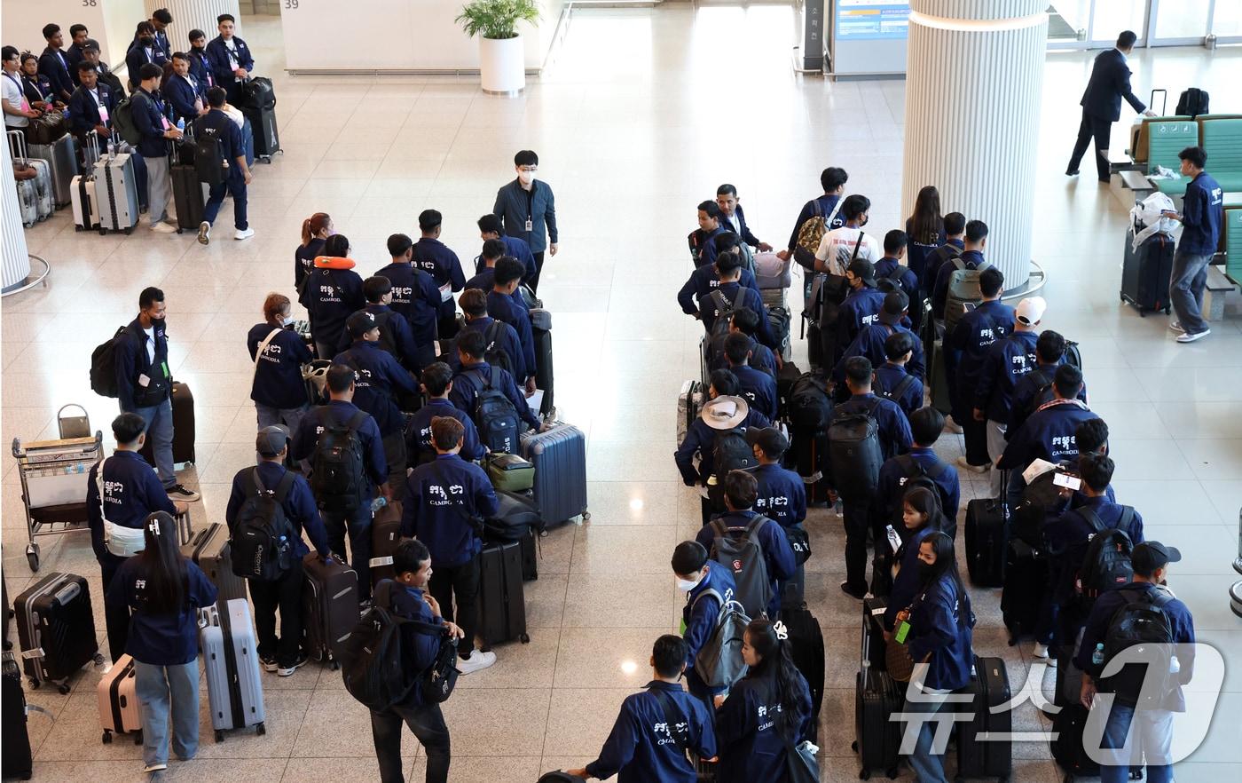 인천공항에서 E9비자로 입국한 캄보디아 노동자들이 이동을 하기위해 줄지어 기다리고 있다. ⓒ News1 김명섭 기자