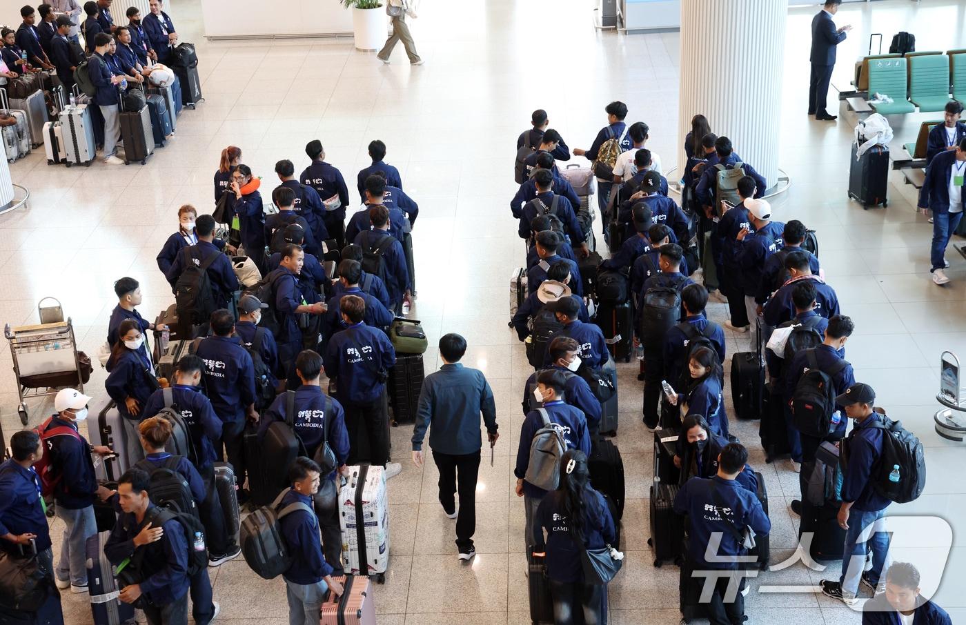 인천공항에 입국한 캄보디아 노동자들이 줄지어 기다리고 있다. 2025.5.27/뉴스1 ⓒ News1 김명섭 기자