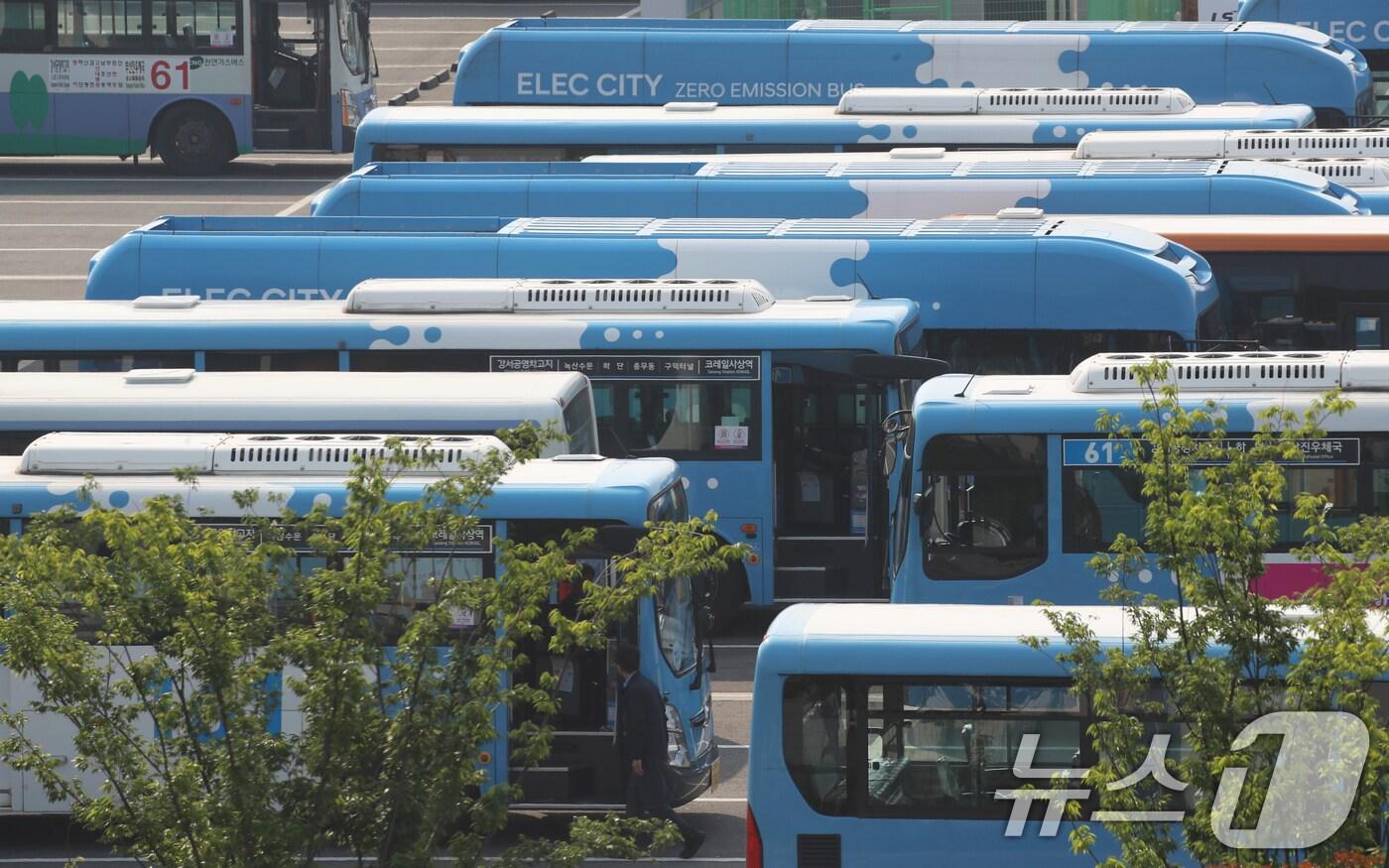27일 부산 강서구 강서시내버스 공영차고지에 운행을 앞둔 시내버스가 주차돼 있다. 서울, 부산 등 전국자동차노동조합연맹 산하 시내버스 노조는 노사교섭 결렬시 28일 동시 총파업을 진행한다고 밝혔다. 2025.5.27/뉴스1 ⓒ News1 윤일지 기자