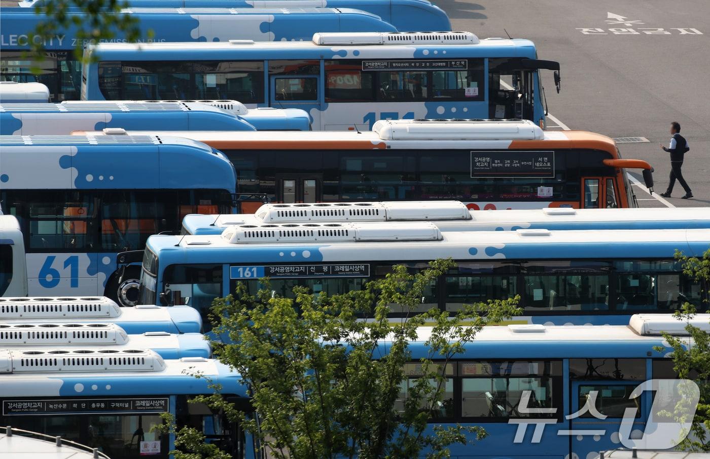 27일 부산 강서구 강서시내버스 공영차고지에 운행을 앞둔 시내버스가 주차돼 있다. 2025.5.27/뉴스1 ⓒ News1 윤일지 기자