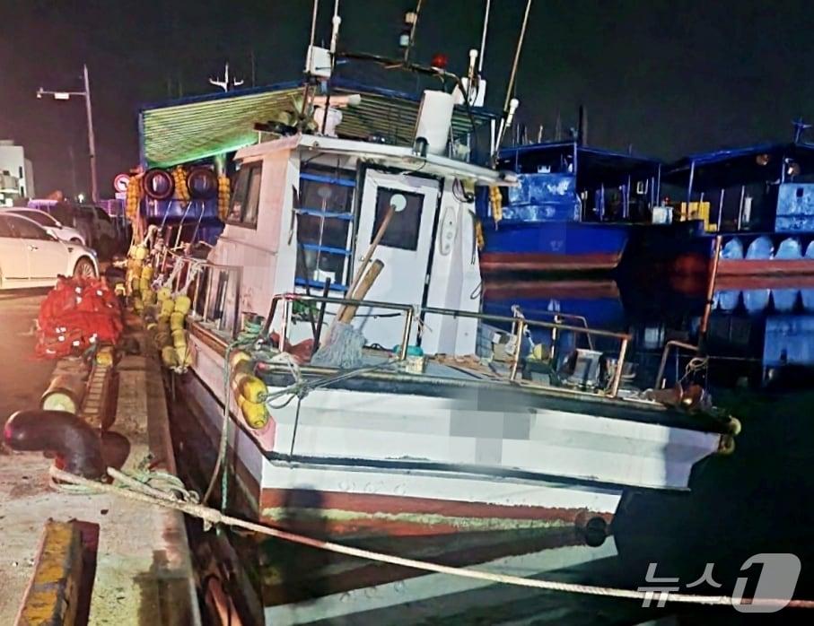 본문 이미지 - 26일 통영 동호항에 계류한 어선의 선체 일부가 부두에 올라와 있다.(통영해경 제공. 재판매 및 DB금지)