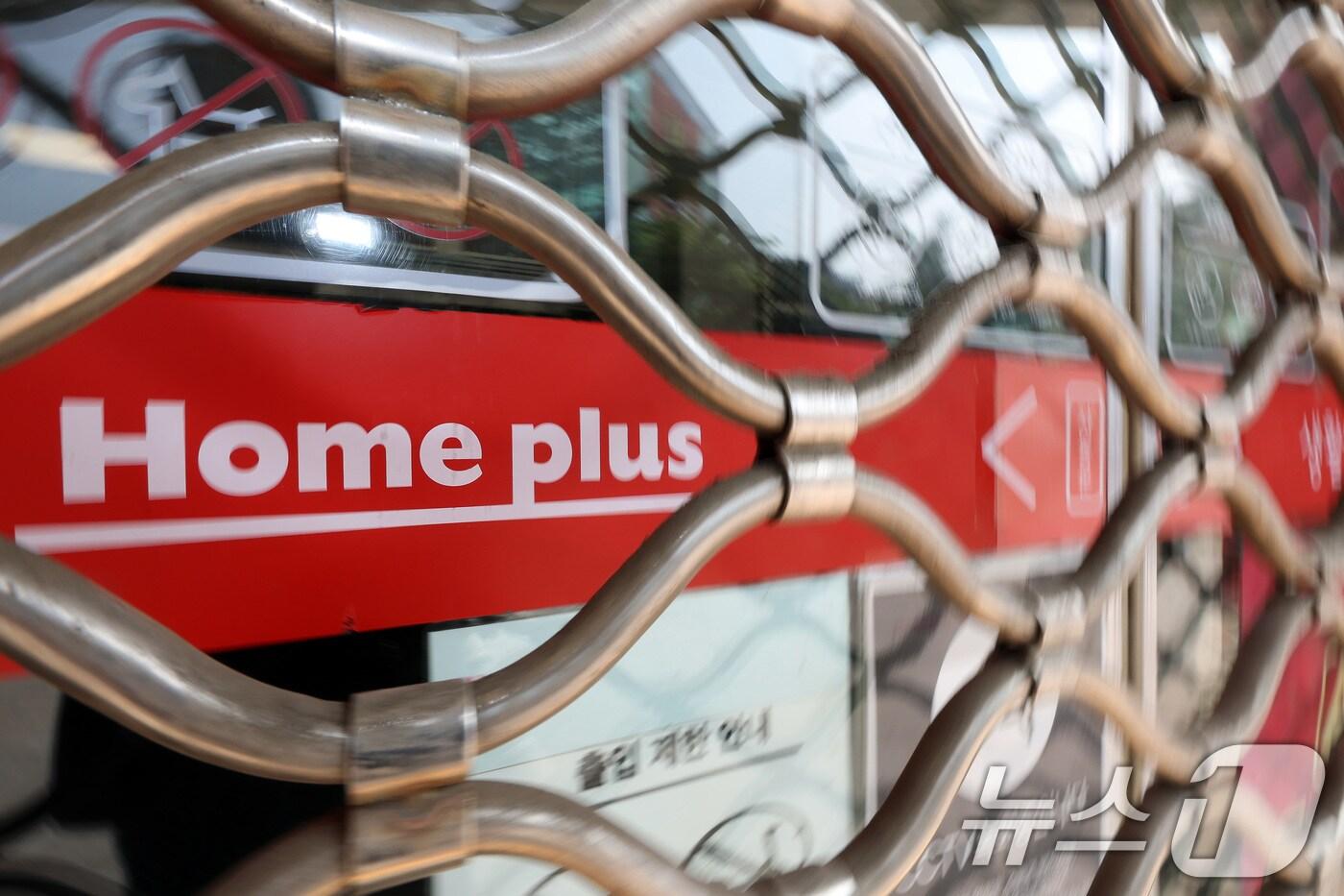 홈플러스가 일부 점포에 입점업체를 상대로 임차 계약 해지에 나선 가운데 27일 인천 미추홀구 홈플러스 인천숭의점 매장이 오픈 준비를 하고 있다. 홈플러스에 따르면 임차 계약 해지 통보는 인천 3개, 경기 5개를 포함한 전국 17개 점포가 대상이다. 2025.5.27/뉴스1 ⓒ News1 이동해 기자