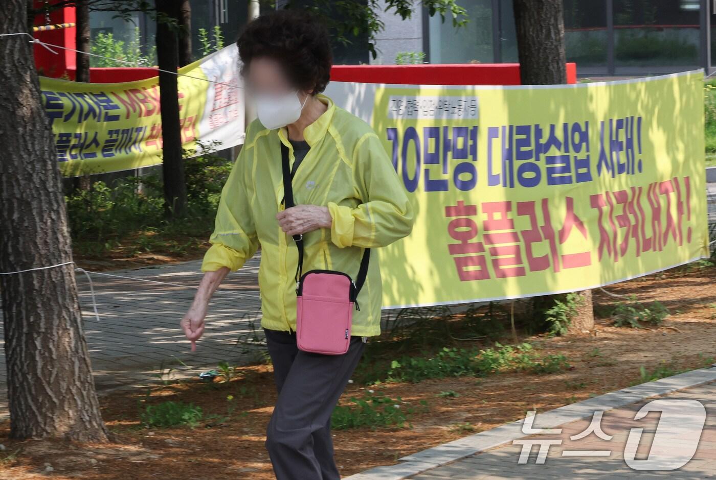  인천 미추홀구 홈플러스 인천숭의점 매장 인근에 직영·협력·입점·위탁 노동자들이 내건 현수막이 걸려 있다. 2025.5.27/뉴스1 ⓒ News1 이동해 기자