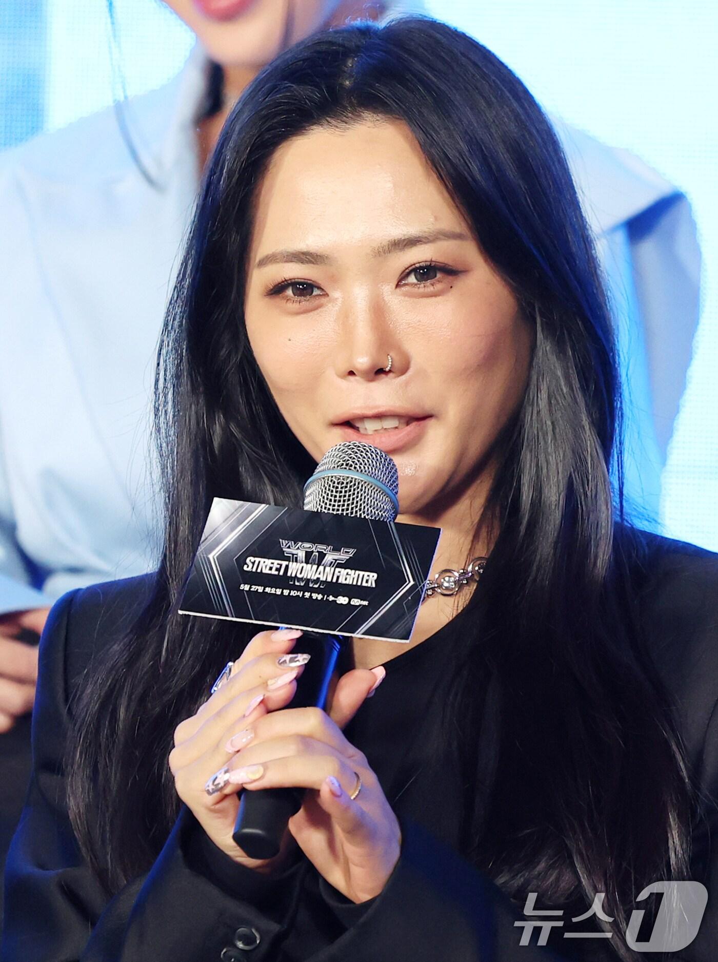 본문 이미지 - 리더즈 범접의 허니제이가 27일 서울 강남구 논현동 SJ쿤스트할레에서 열린 Mnet '월드 오브 스트릿 우먼 파이터' 제작발표회에 참석해 인사말을 하고 있다. 2025.5.27/뉴스1 ⓒ News1 권현진 기자