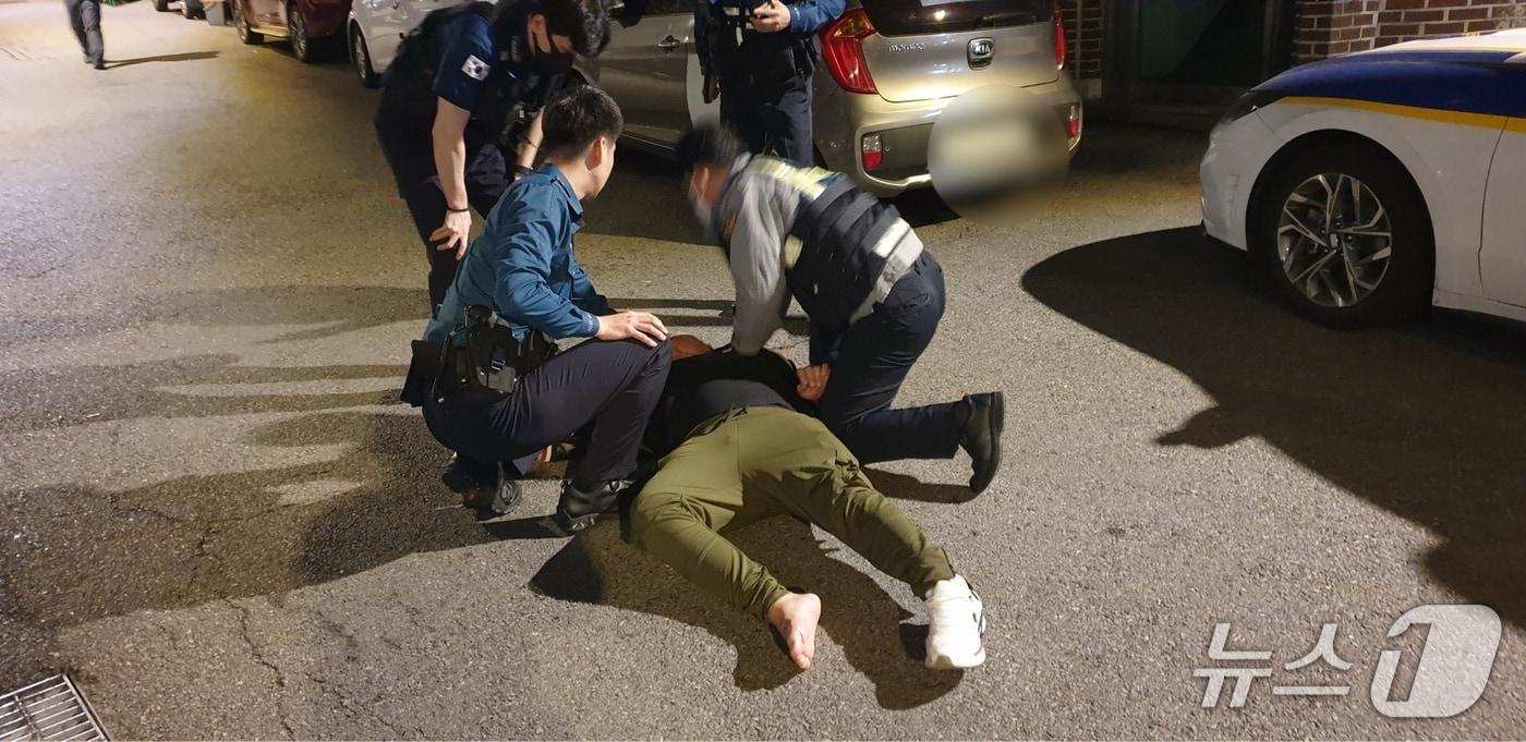 지난 20일 오전 4시 6분쯤 서울 은평구의 한 주택가 골목길에서 경찰이 의식을 잃고 쓰러진 50대 남성을 발견해 응급조치를 하고 있는 모습.  2025.05.27/뉴스1(서울서부경찰서 제공)