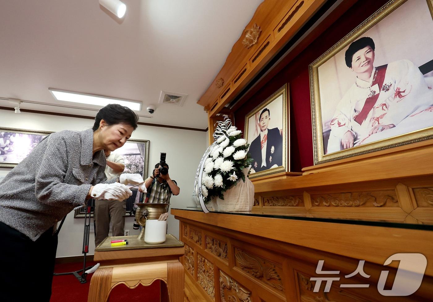 박근혜 전 대통령이 지난 5월27일 경북 구미시 상모동에 있는 부친 고&#40;故&#41; 박정희 대통령 생가를 찾아 참배하고 있다. 2025.5.27/뉴스1 ⓒ News1 공정식 기자