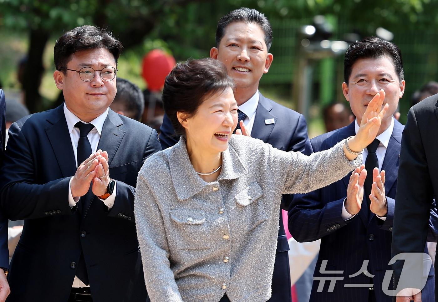 본문 이미지 - 박근혜 전 대통령이 지난해 5월27일 경북 구미시 상모동에 있는 부친 고(故) 박정희 대통령 생가를 찾아 지지자들을 향해 손을 흔들고 있다. 2025.5.27 ⓒ 뉴스1 공정식 기자