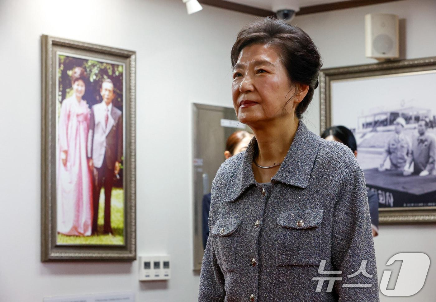 박근혜 전 대통령이 27일 오전 경북 구미시 상모동에 있는 부친 고&#40;故&#41; 박정희 대통령 생가를 찾아 참배하고 있다. 2025.5.27/뉴스1 ⓒ News1 공정식 기자