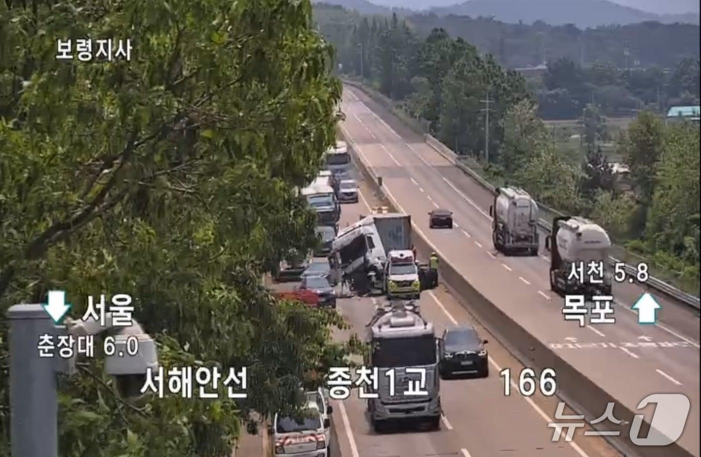 서천 서해안고속도로 교통사고 현장. (도로공사 CCTV 갈무리) / 뉴스1