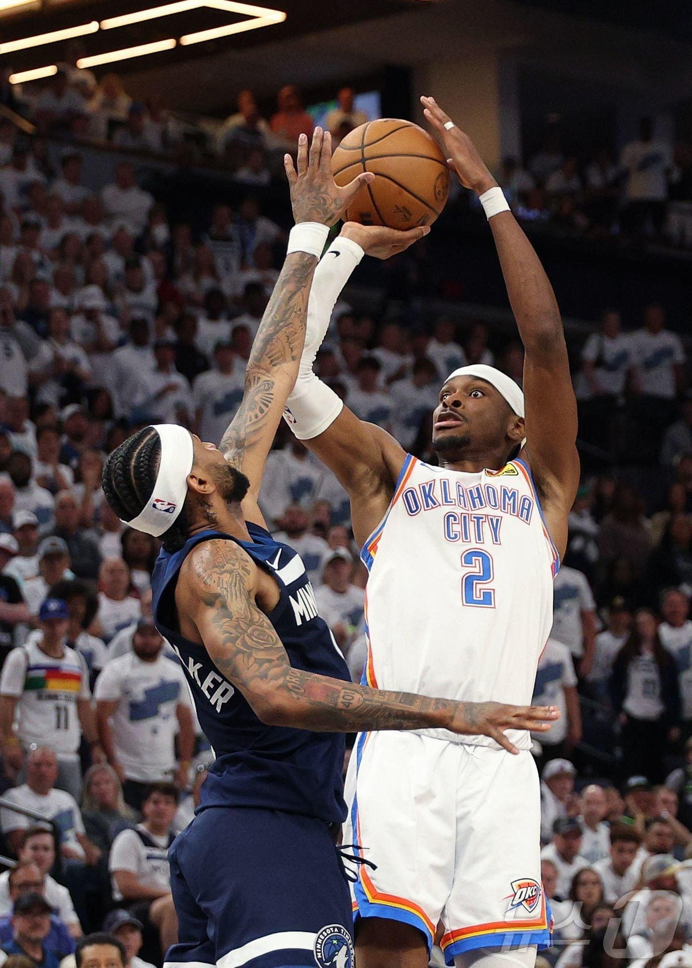 본문 이미지 - 오클라호마시티 선더의 샤이 길저스 알렉산더&#40;오른쪽&#41;가 27일&#40;한국시간&#41; 열린 미네소타 팀버울브스와의 2024-25 NBA 플레이오프 동부 콘퍼런스 결승 4차전에서 40점 9리바운드 10어시스트로 활약해 팀의 128-126 승리를 이끌었다. ⓒ AFP=뉴스1