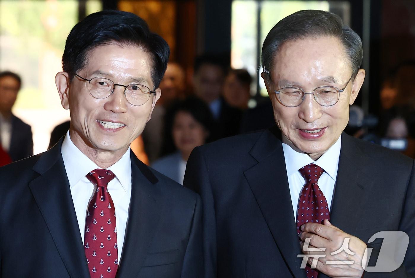 김문수 국민의힘 대통령 후보와 이명박 전 대통령이 27일 서울 여의도의 한 호텔에서 회동하고 있다. 2025.5.27/뉴스1 ⓒ News1 김민지 기자