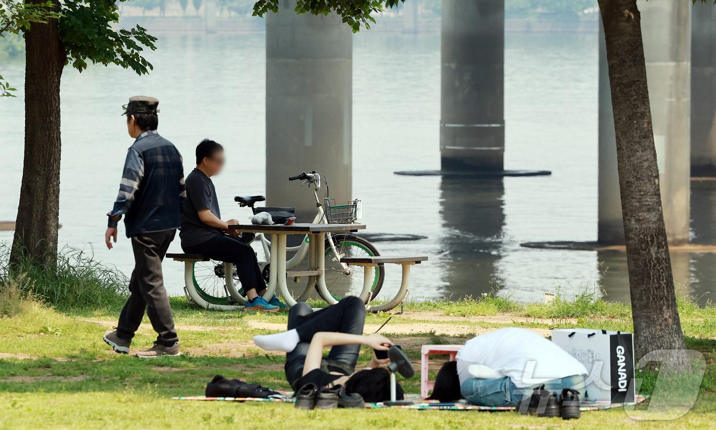 낮 기온이 최고 28도까지 오르며 초여름 날씨를 보인 27일 서울 영등포구 여의도 한강공원을 찾은 시민들이 더위를 식히고 있다. 2025.5.27/뉴스1 ⓒ News1 김진환 기자