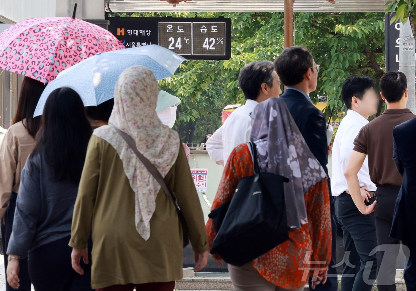낮 최고 기온이 28도까지 오르며 초여름 날씨를 보인 27일 서울 영등포구 여의나루역 인근에서 시민들이 그늘막에서 신호를 기다리고 있다. 2025.5.27/뉴스1 ⓒ News1 김진환 기자