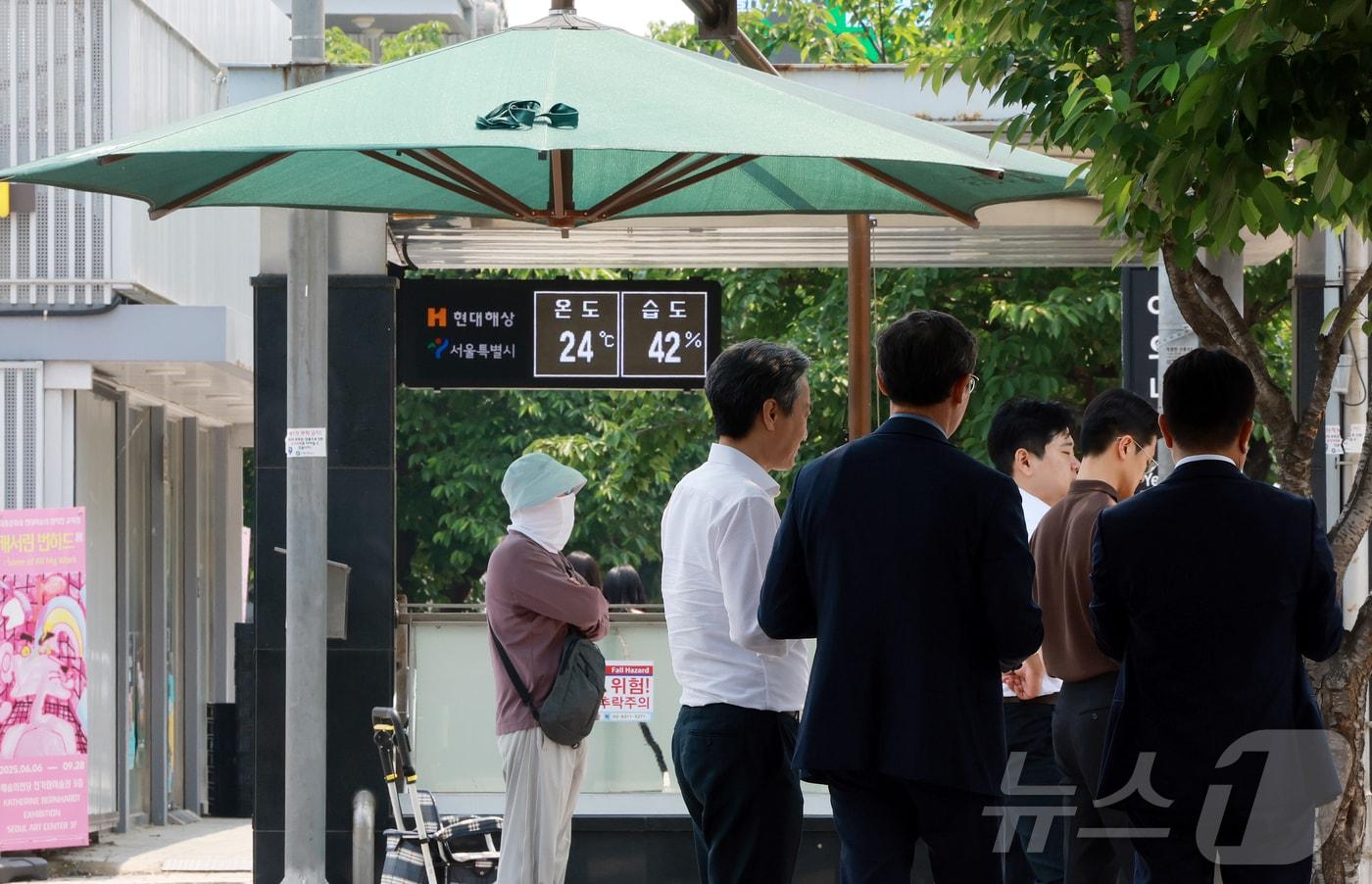 낮 최고 기온이 28도까지 오르며 초여름 날씨를 보인 27일 서울 영등포구 여의나루역 인근에서 시민들이 그늘막에서 신호를 기다리고 있다. 2025.5.27/뉴스1 ⓒ News1 김진환 기자