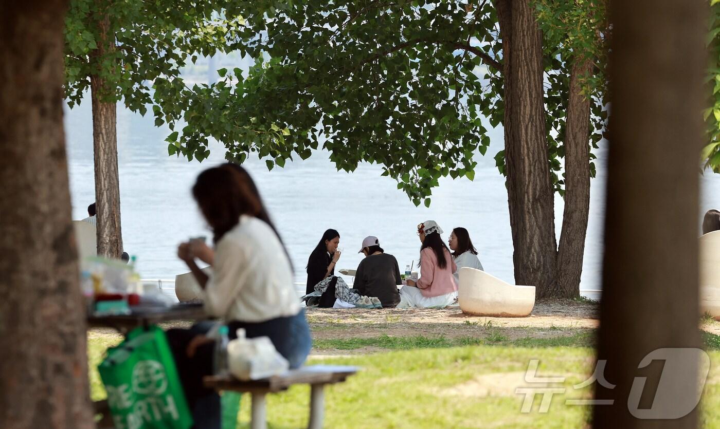 낮 기온이 최고 28도까지 오르며 초여름 날씨를 보인 27일 서울 영등포구 여의도 한강공원을 찾은 시민들이 더위를 식히고 있다. 2025.5.27/뉴스1 ⓒ News1 김진환 기자