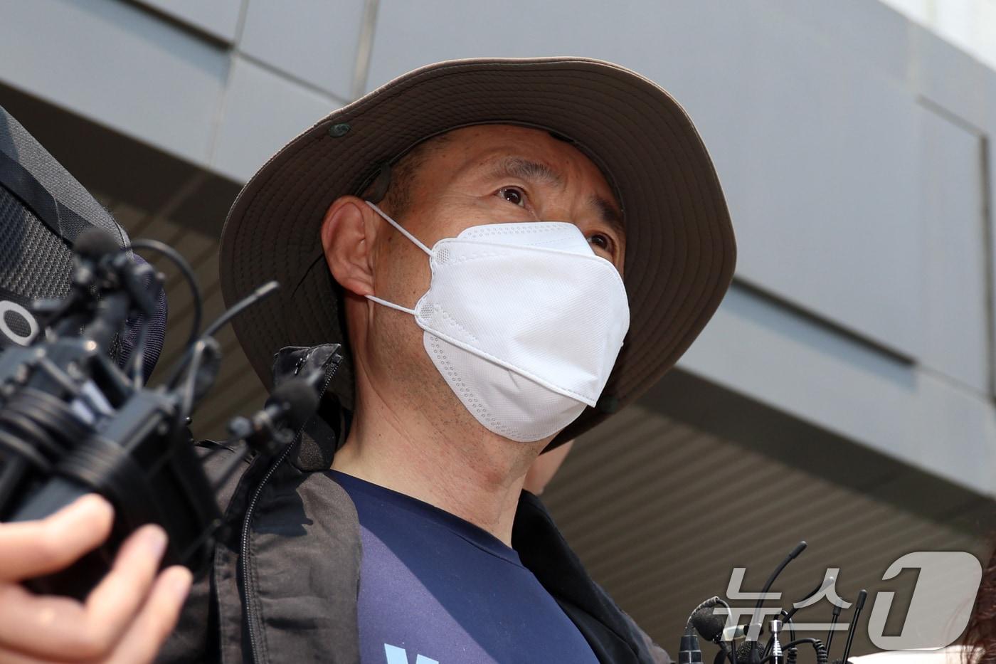 금전 문제로 갈등을 빚은 지인과 평소 앙심을 품었던 이웃 등 4명을 살상한 혐의로 체포된 피의자 차철남이 지난 5월 27일 경기 시흥경찰서에서 검찰로 송치되고 있다. 2025.5.27/뉴스1 ⓒ News1 황기선 기자