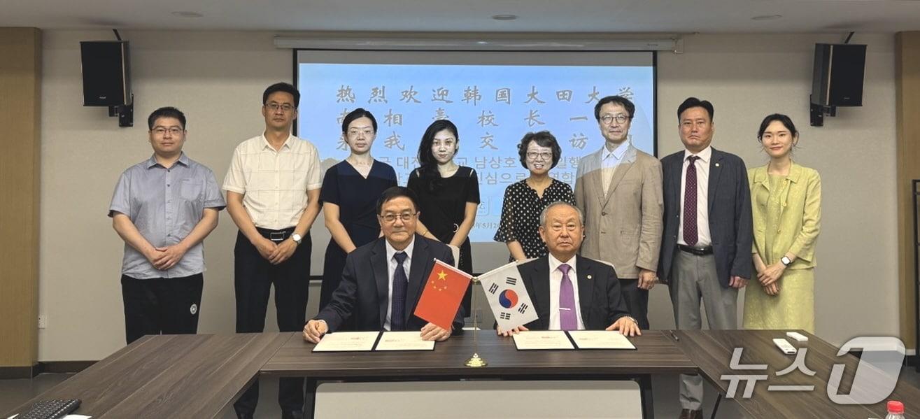본문 이미지 - 대전대학교는 27일 중국 하북성에 위치한 3년제 전문대학인 석가장재경직업학원을 방문해 양교 총장 및 주요 관계자들이 참석한 가운데 자매교류 협정을 체결했다. (대전대 제공.재판매 및 DB금지)/뉴스1
