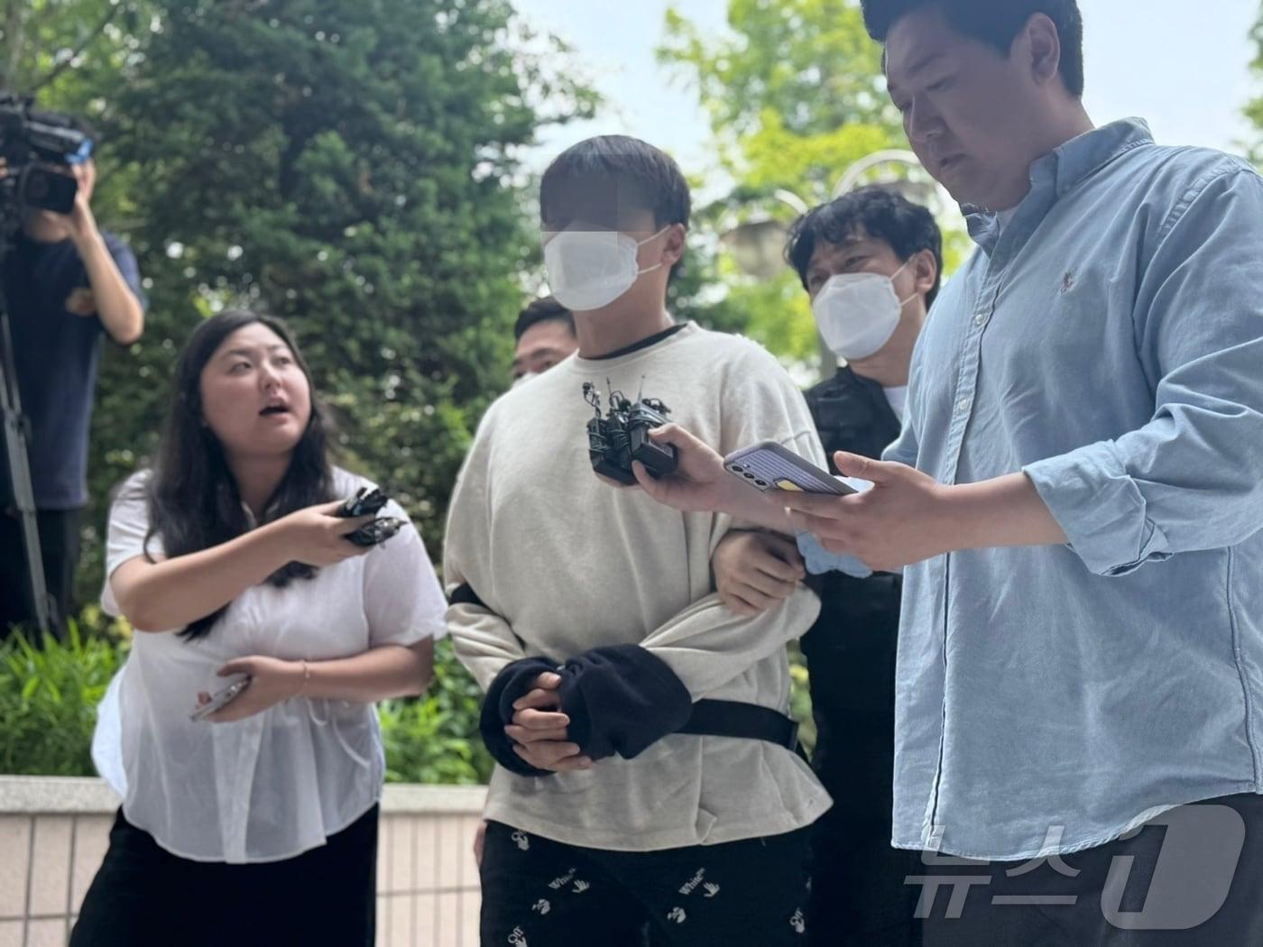 본문 이미지 - 마약류관리법 위반 혐의를 받는 신남성연대 간부 A 씨&#40;35·남&#41;가 27일 오후 인천 미추홀구 인천지법 영장 심사장에 구속 전 피의자 심문&#40;영장실질심사&#41;을 받기 위해 출석하고 있다.2025.5.27/뉴스1 ⓒ News1 박소영 기자