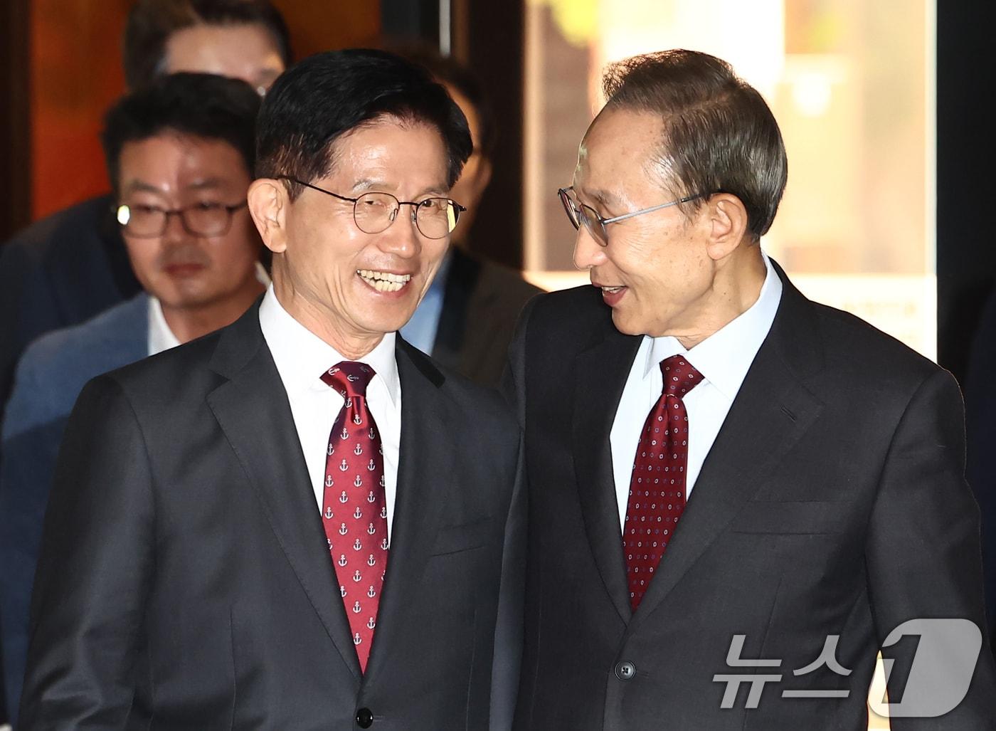 본문 이미지 - 김문수 국민의힘 대통령 후보와 이명박 전 대통령이 27일 서울 여의도의 한 호텔에서 회동하고 있다. 2025.5.27/뉴스1 ⓒ News1 김민지 기자