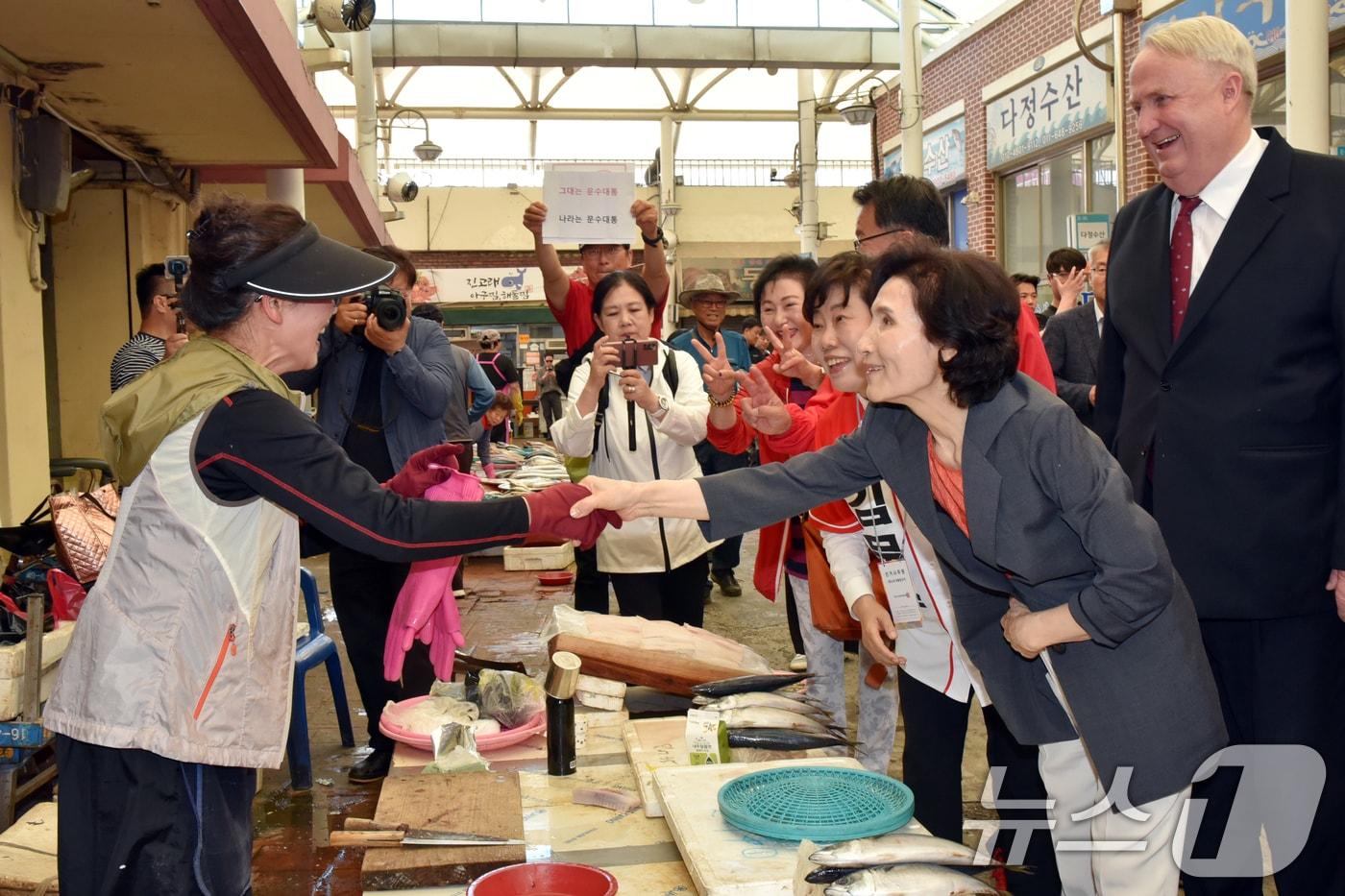김문수 국민의힘 대통령 후보의 아내인 설난영 여사가 27일 호남 최대 재래시장인 전남 순천시 풍덕동 아랫장을 찾아 시민과 인사하고 있다. 2025.5.27/뉴스1 ⓒ News1 김동수 기자