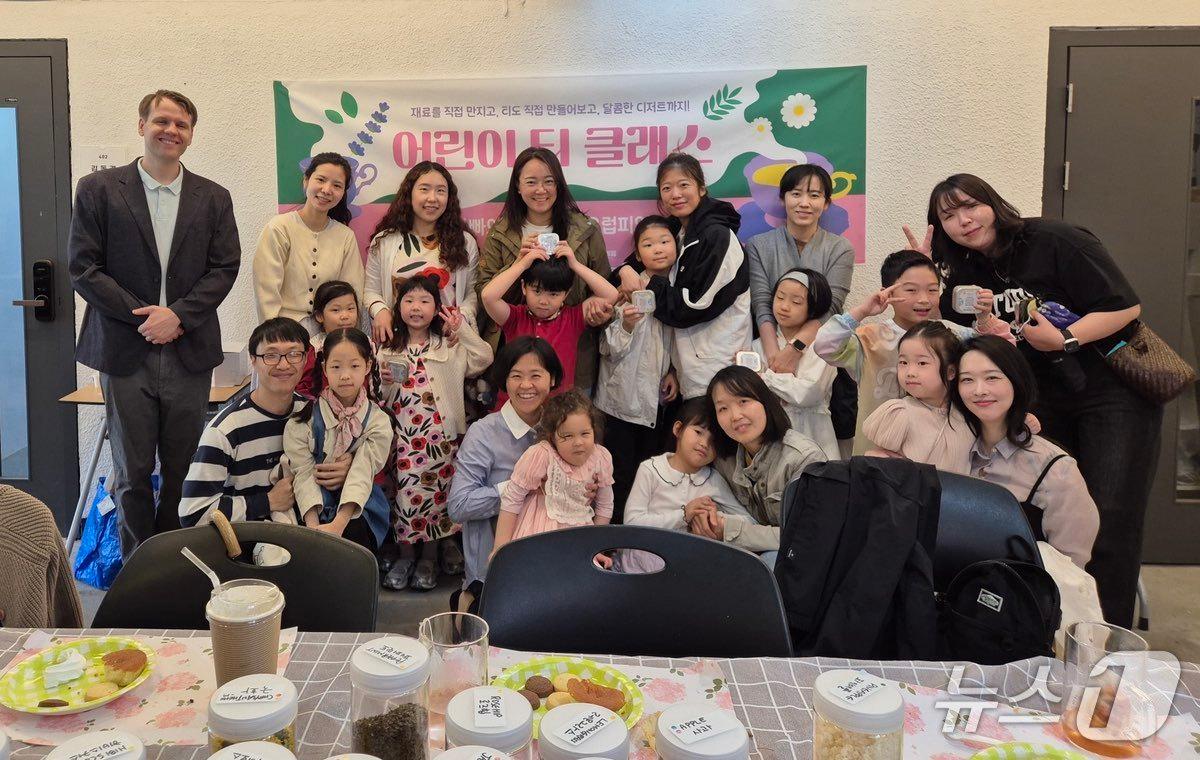 본문 이미지 - 꿈꾸는 학교 '유러피언 티 클래스' 프로그램 모습.(대전 동구 제공, 재판매 및 DB 금지)/뉴스1