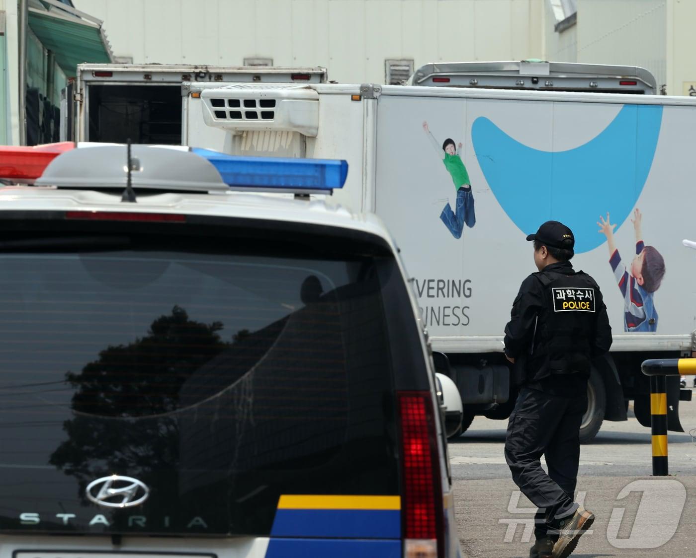 본문 이미지 - 27일 오후 경기 시흥시 SPC삼립 시화공장에서 국립과학수사연구원 등 관계자들이 근로자 안전 사고 관련 합동 감식을 위해 이동하고 있다. 2025.5.27/뉴스1 ⓒ News1 황기선 기자